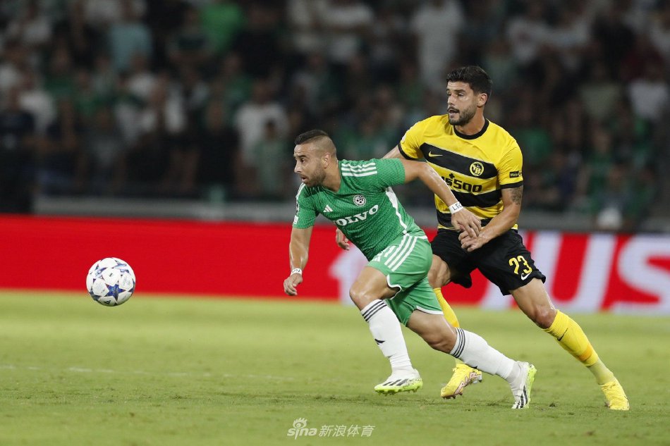 周琦在防守 周琦在防守